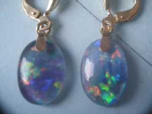 Opal Ohrhänger lang Gold 333, Ohrhänger hochwertig farbige Opal Tripletten 14 mm