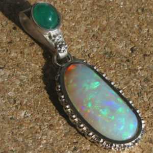 Collier Opal 6.4 Cts. / Smaragd 0.88 Cts. 925er Anhänger m. 52cm Kette