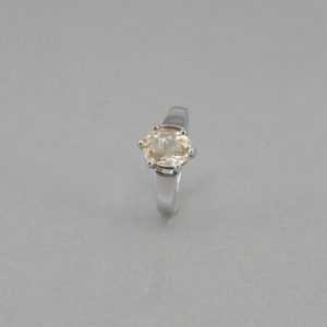 Ring in 375/9k Weissgold mit champagnerfarbenem Beryll, Gr. 57, ca. 4,6 g