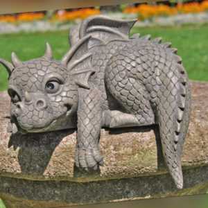 Gartenfigur Gartendrache - Modell Kantenhocker - Fantasy Figur Deko Drache süß