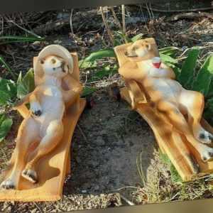 Set Erdmännchen auf Liege Paar Figur Deko Skulptur Garten Geschenk Gartenfigur