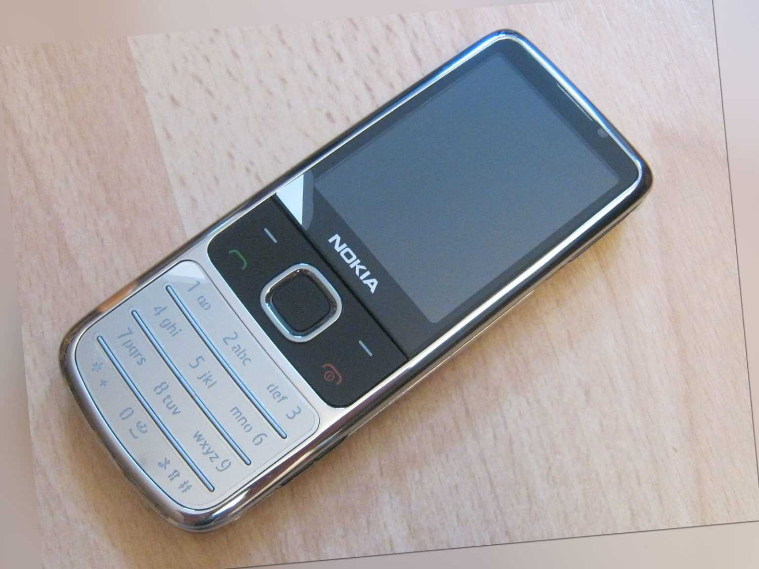 Nokia 6700 classic > Chrom  ohne Simlock / ohne Branding  topp !!!