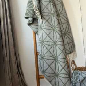 Extra feine Merinowolle Plaid "Dots" 130x180 cm, Moosgrün /