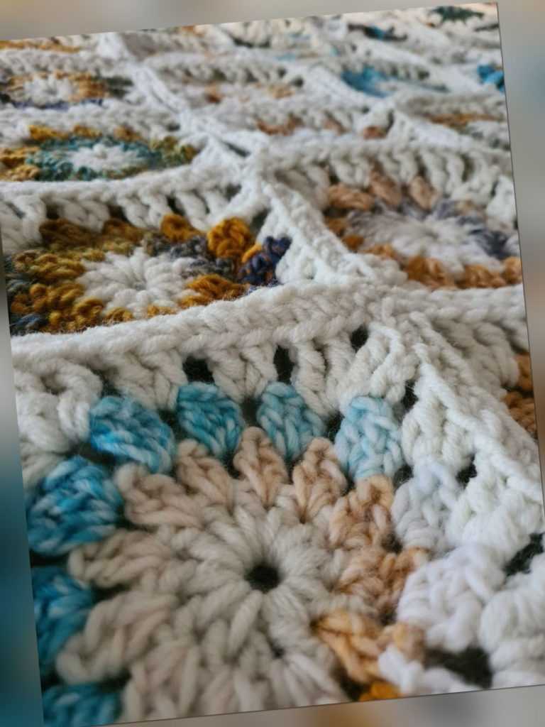 GEHÄKELTE KUSCHELDECKE GRANNY  aus ca. 70%Polyacry/ 30%Schurwolle