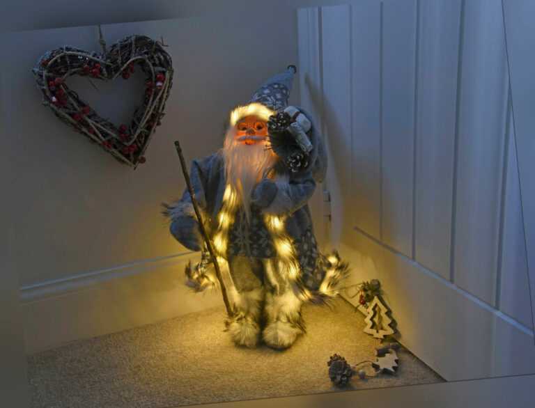 Weihnachtsmann beleuchtet rot oder grau LED Deko Figur innen 4 Stunden Timer