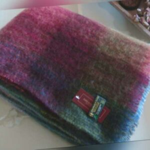 Edle Mohairdecke von John Hanly Irland Aubergine Bunt bei Lucie &