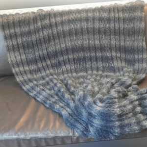 Handgestrickte Decke/ Plaid Mohair Blau melange, Aran-Zopfmuster