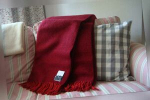 D&T Design Dicke Wolldecke Schurwolle Webmuster Dunkelrot Rot bei