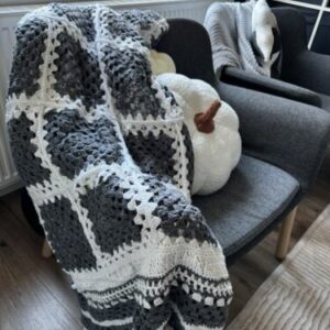 Strickdecke handarbeit Grau Weiß Mit Bommeln