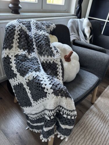 Strickdecke handarbeit Grau Weiß Mit Bommeln